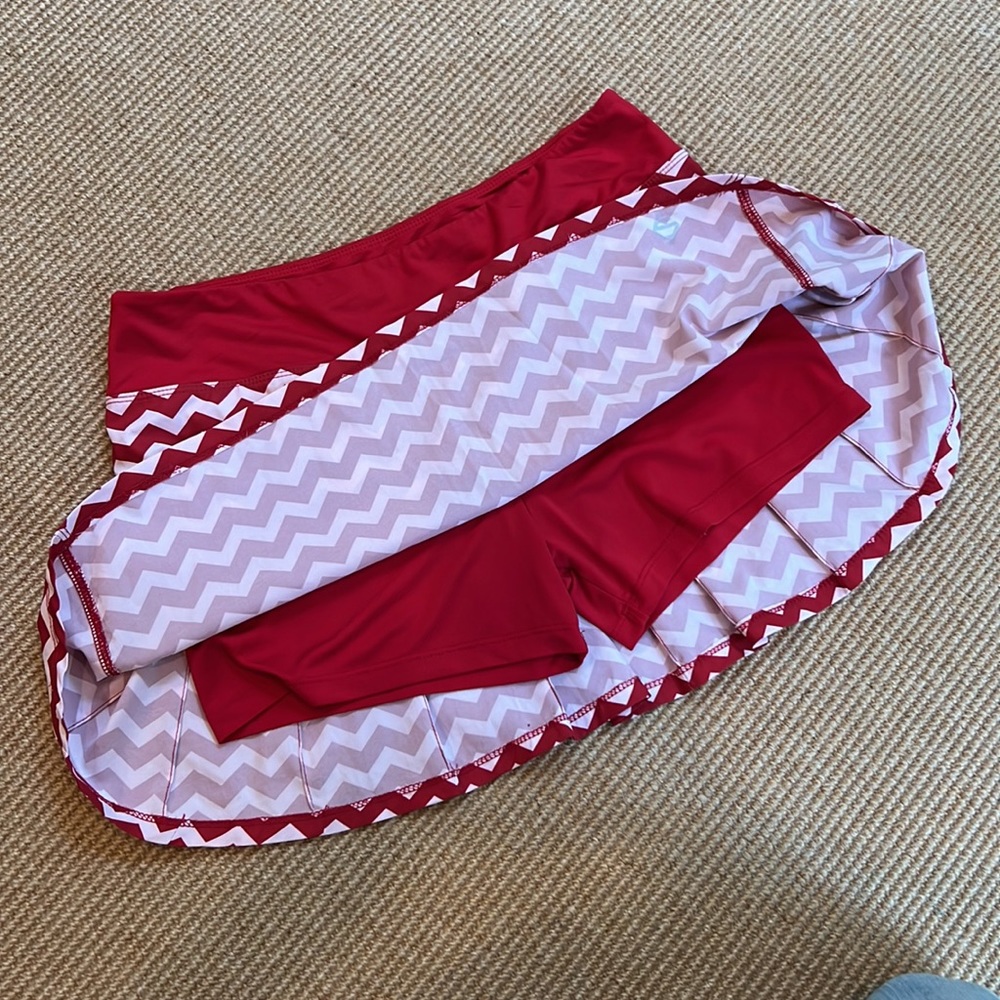 Adedge Skort Golf/Tennis w/Red & White Chevron M - Picture 3 of 5